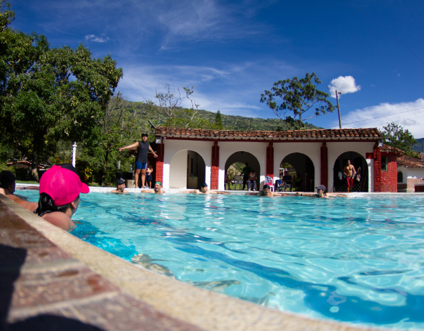 Fotografía de personas en piscina - Brújula Salud Metal