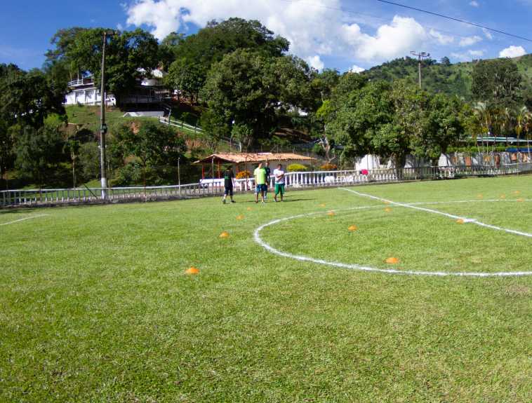Fotografía de personas en una cancha de fútbol - Brújula Salud Metal