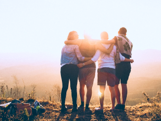 Fotografía de 4 personas abrazándose - Brújula Salud Metal